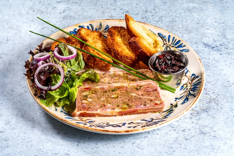 kacsamaj-terrine-kalaccsal-lilahagymalekvarral