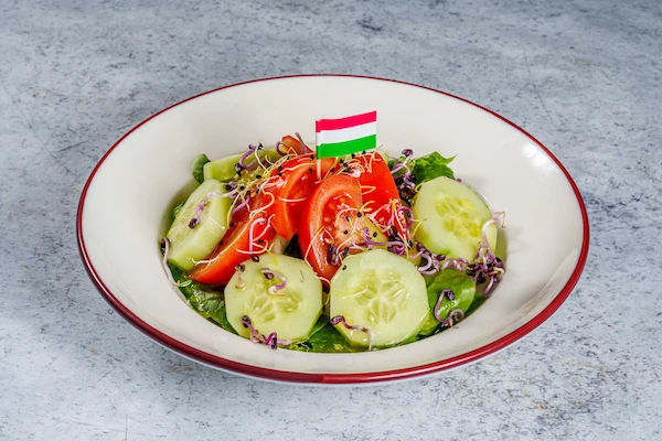 Parasztos vegyes saláta tojással és juhtúróval